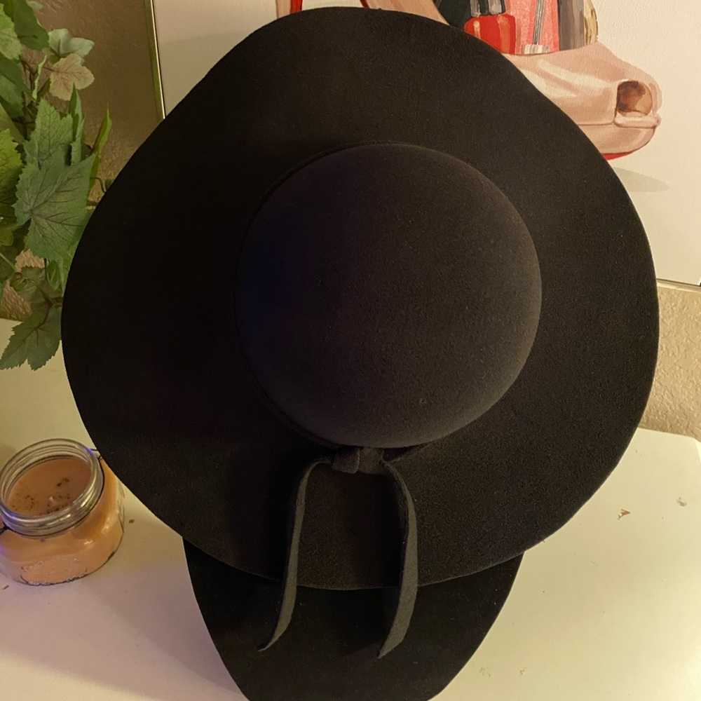 Black beach hat